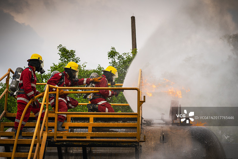 消防员工业厂房模拟灭火训练图片素材