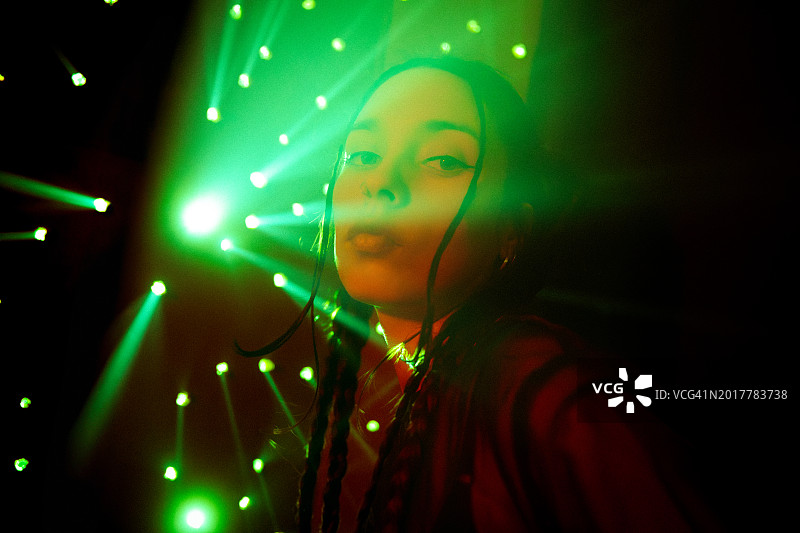 雾中光束下的女子肖像图片素材