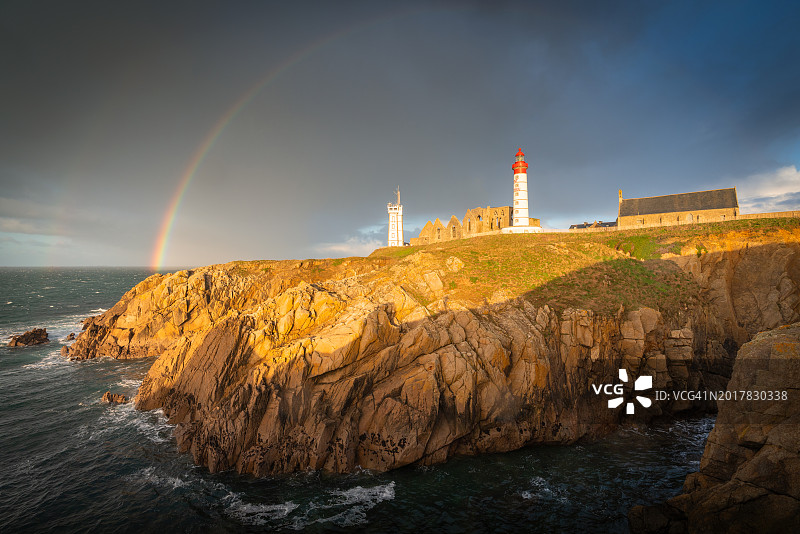圣马修角灯塔的彩虹图片素材