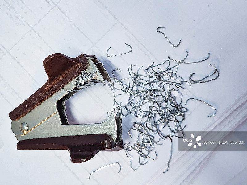 起钉器和已移除的钉子图片素材
