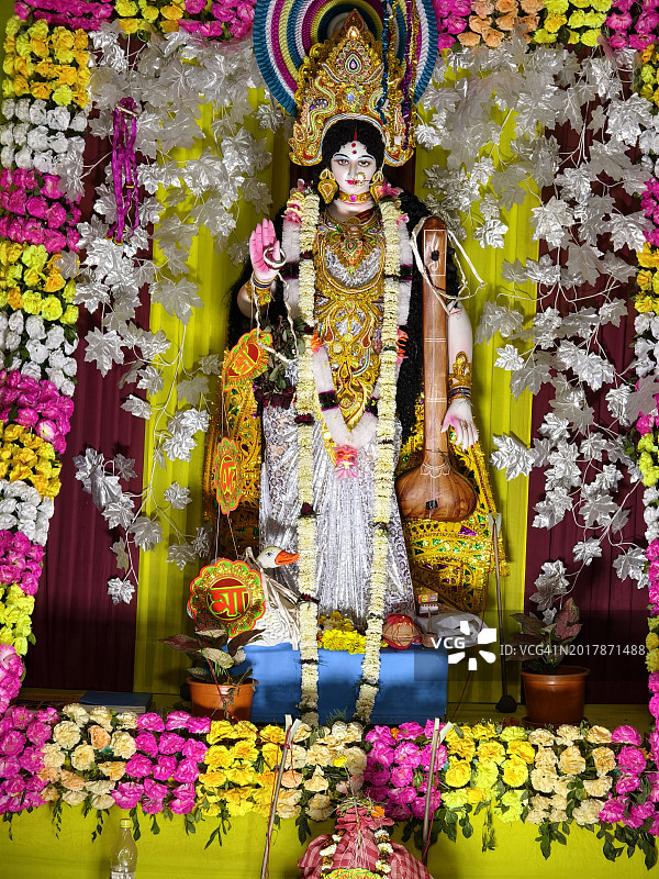 印度教育女神萨拉斯瓦蒂的神像图片素材