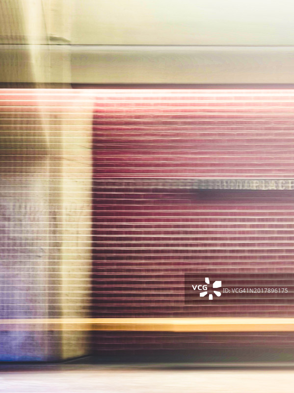 列车驶过车站的长曝光图片素材