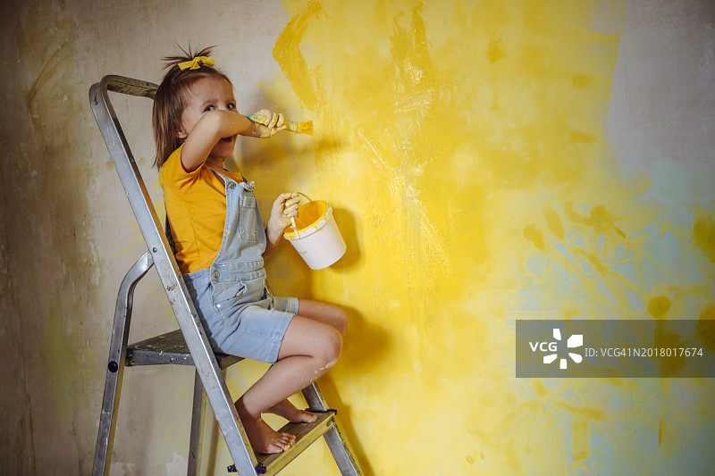 温馨手工：5岁小画家用黄色点亮家图片素材