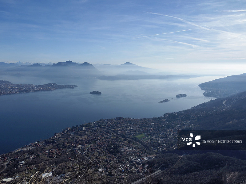 从卡莫肖山观看马焦雷湖、博罗梅安群岛和巴韦诺和韦尔巴尼亚图片素材