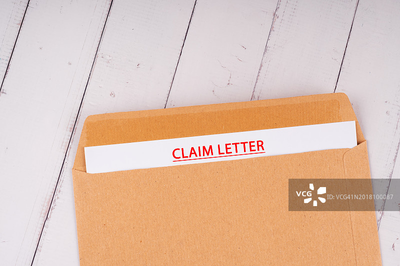 棕色信封里的索赔函图片素材
