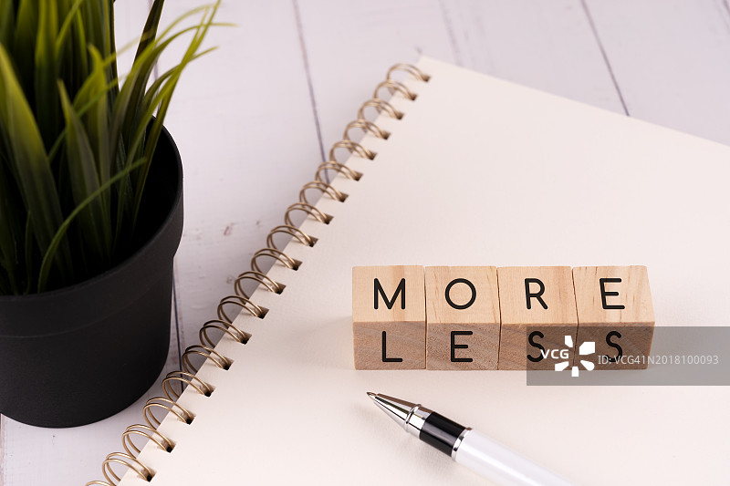 带有“多与少”文字的木块图片素材