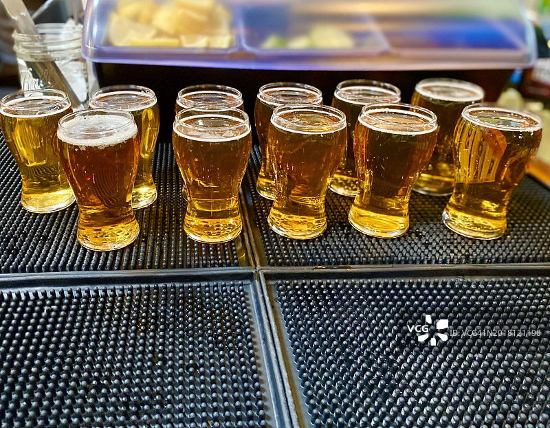 酒吧里一排啤酒杯图片素材