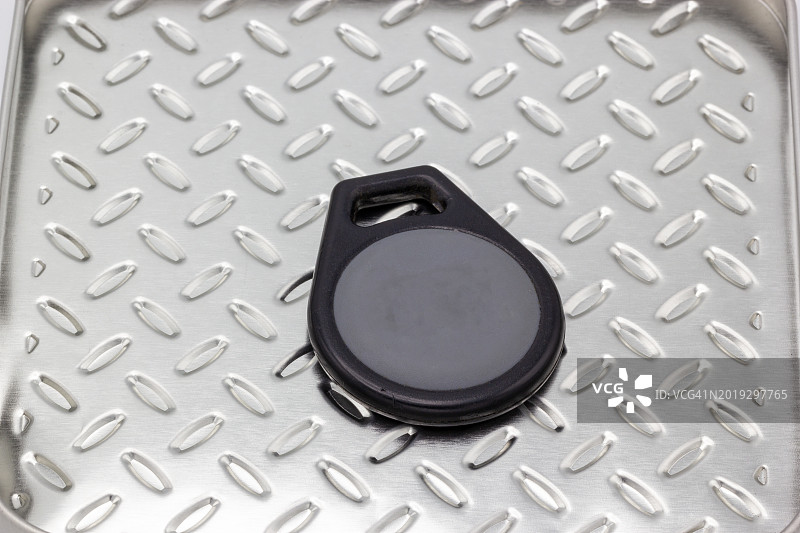 金属背景上的简约钥匙图片素材