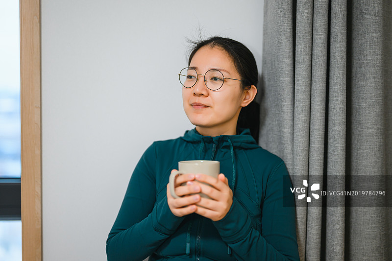 喝咖啡放松的亚洲女人图片素材