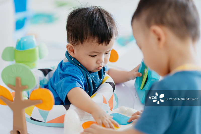 亚洲幼儿在家玩耍图片素材