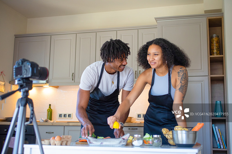 已婚美食博主在厨房拍摄图片素材
