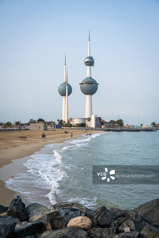 晴朗的一天：科威特城科威特塔全景图片素材