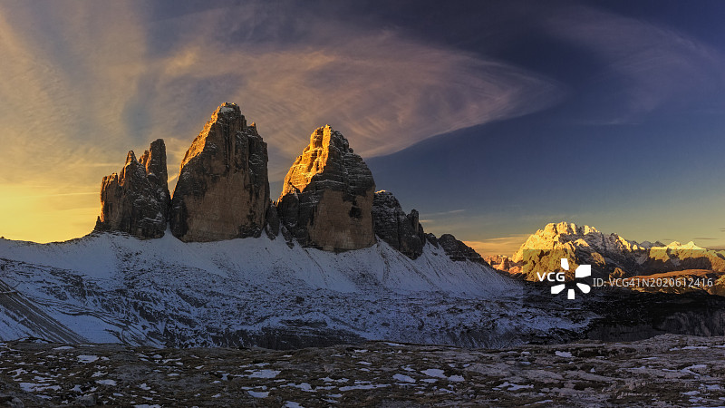拉瓦雷多三峰日出景色，多洛米蒂山，意大利，欧洲图片素材