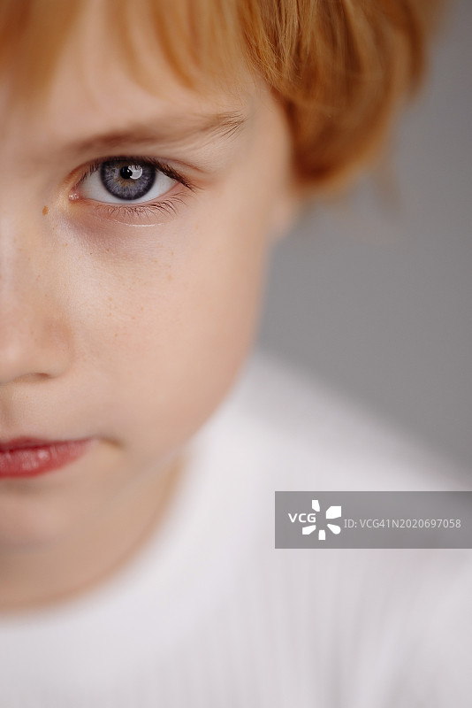看镜头的儿童特写肖像图片素材