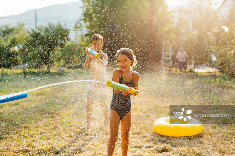 孩子们在炎热的夏日里打水仗图片素材