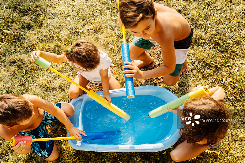 孩子们在院子里用水枪进行夏季水战图片素材