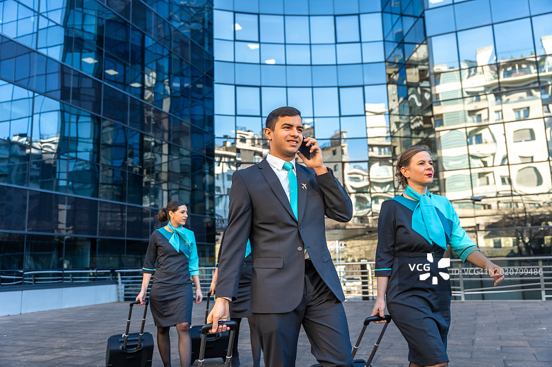 飞行员在户外与空乘人员交谈图片素材
