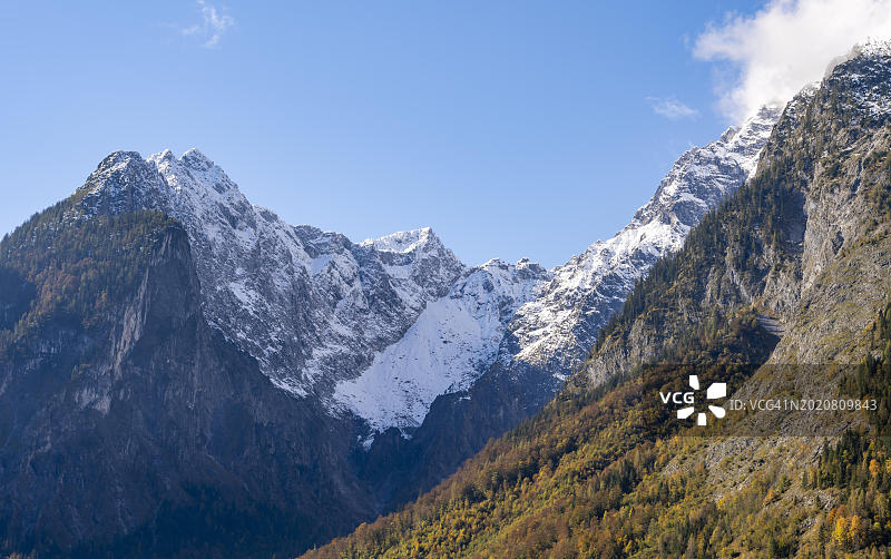 德国贝希特斯加登国家公园瓦茨曼峰的秋季山景图片素材