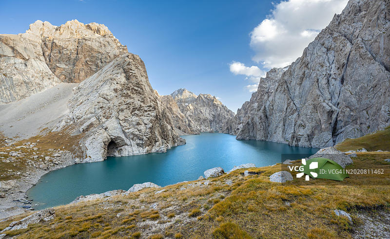 科尔苏山湖的绿色帐篷图片素材