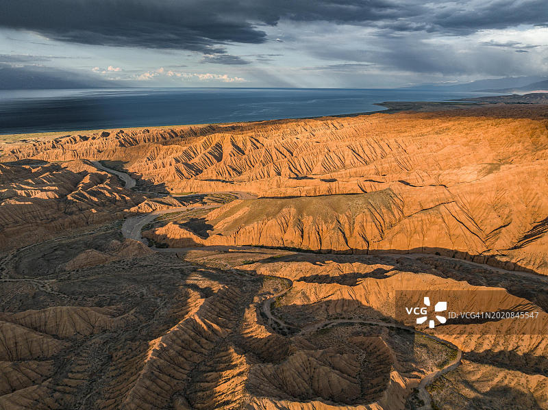 伊塞克湖吉尔吉斯斯坦亚洲被遗忘的河流峡谷日落时分的河床图片素材