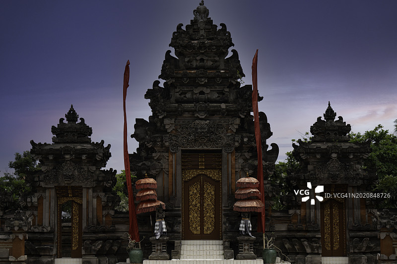 巴厘岛寺庙与红旗图片素材