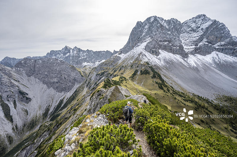 哈恩坎普尔山脊徒步旅行者,岩石峭壁山景全景,秋季卡文德尔山脉,阿尔卑斯卡文德尔公园,蒂罗尔,奥地利,欧洲图片素材