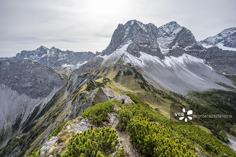 哈恩坎普尔山脊徒步旅行者,岩石峭壁山景全景,秋季卡文德尔山脉,阿尔卑斯卡文德尔公园,蒂罗尔,奥地利,欧洲图片素材