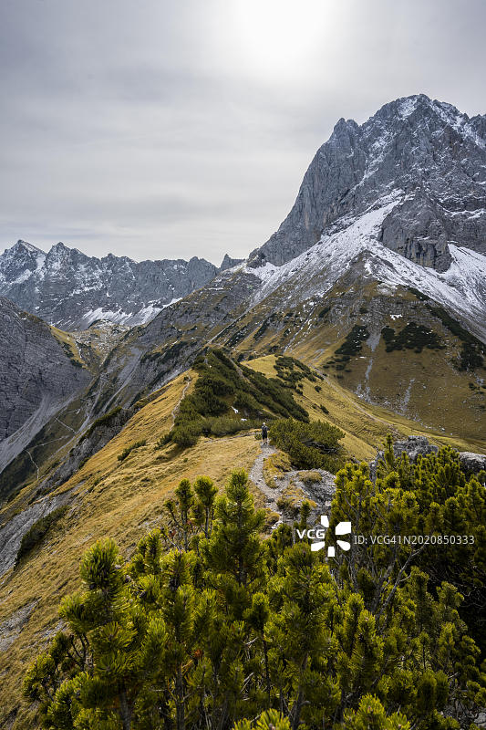 哈恩坎普尔山脊徒步旅行者，岩石峭壁山景全景，秋季卡文德尔山脉，阿尔卑斯卡文德尔公园，蒂罗尔，奥地利，欧洲图片素材
