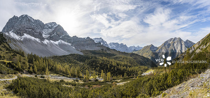 山脉全景:陡峭的岩石山峰,秋季黄色的落叶松,哈恩坎普尔峰顶的景色,奥地利蒂罗尔州卡文德尔山谷图片素材