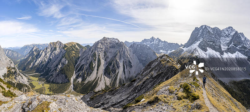 法尔兹图恩塔尔全景，登山者在哈恩坎普山脊徒步，卡尔文德尔山脉，奥地利蒂罗尔图片素材