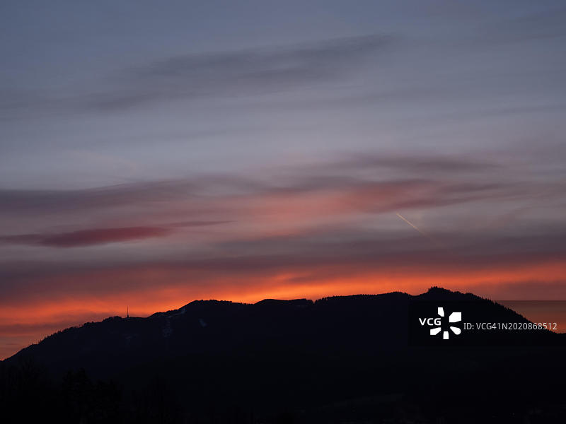奥地利施蒂利亚州莱奥本的穆格尔山黎明全景图片素材