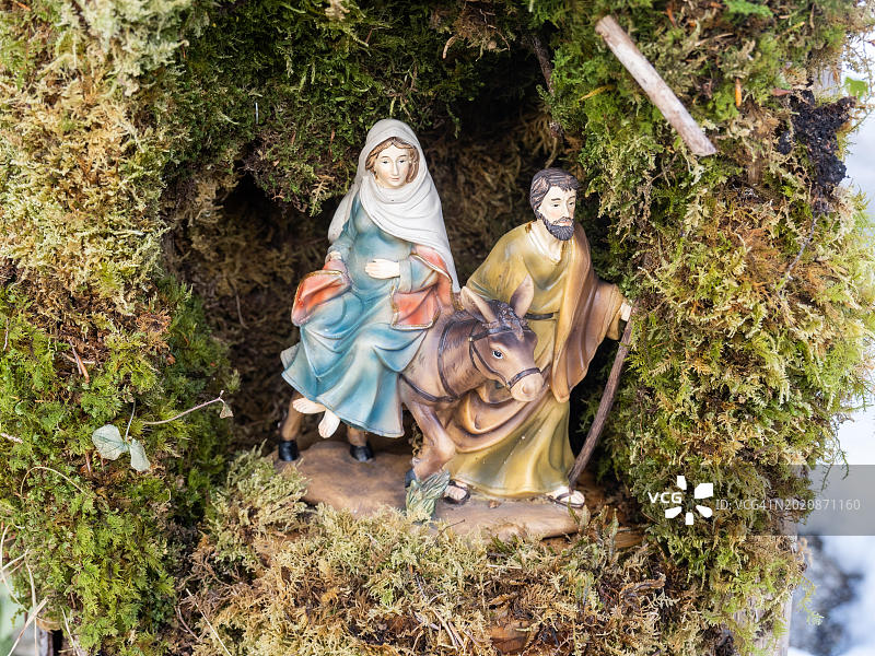 约瑟夫和玛丽的雕刻人像,圣诞装饰,沃尔夫冈湖畔施特罗布尔,萨尔茨卡默古特,萨尔茨堡州,奥地利,欧洲图片素材