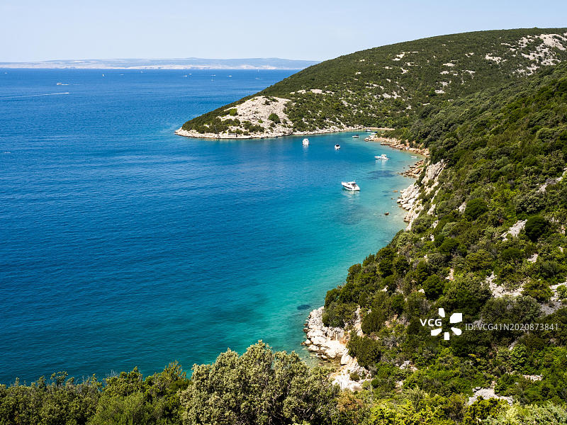 停泊在海湾的船只：克罗地亚拉布岛苏佩塔尔斯卡德拉加附近海岸景观，欧洲图片素材