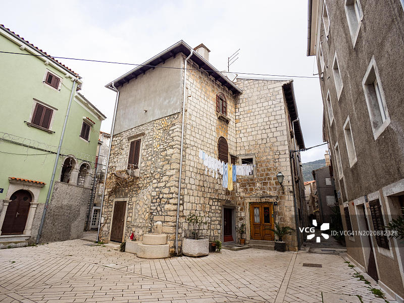克罗地亚克雷斯岛克雷斯镇老城区的狭窄街道和建筑图片素材