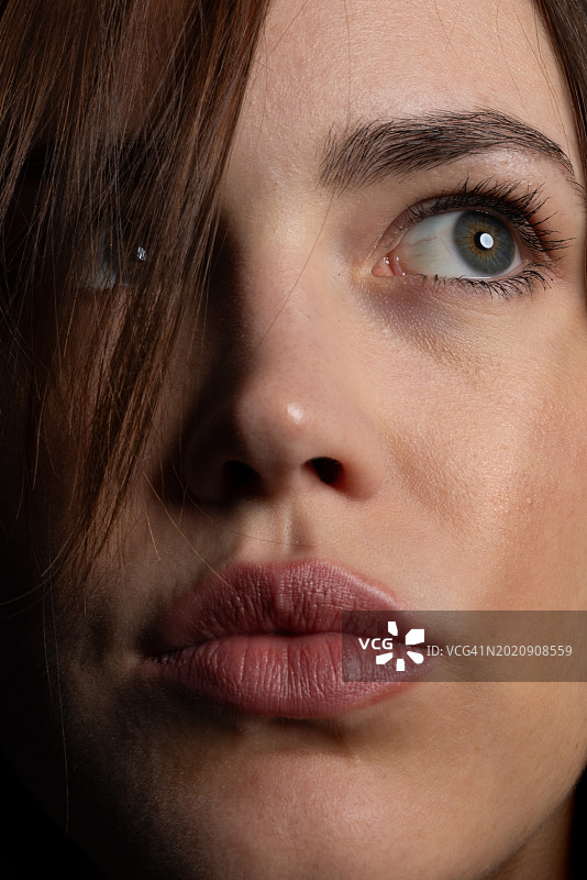 眼神光迷人的年轻女子肖像图片素材