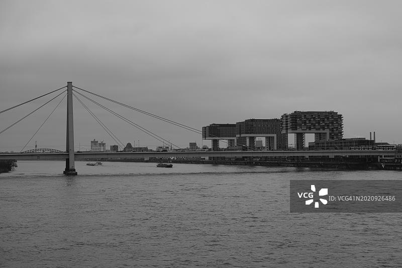 德国科隆莱茵河、起重机房和桥梁的黑白景观图片素材