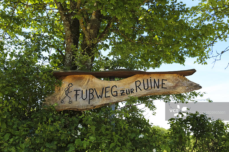 前往罗森斯坦遗址的木制路标：徒步旅行者信息图片素材