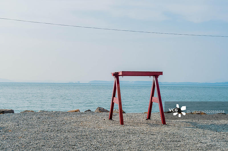 韩国泰安郡的公园秋千木制框架，俯瞰海景图片素材