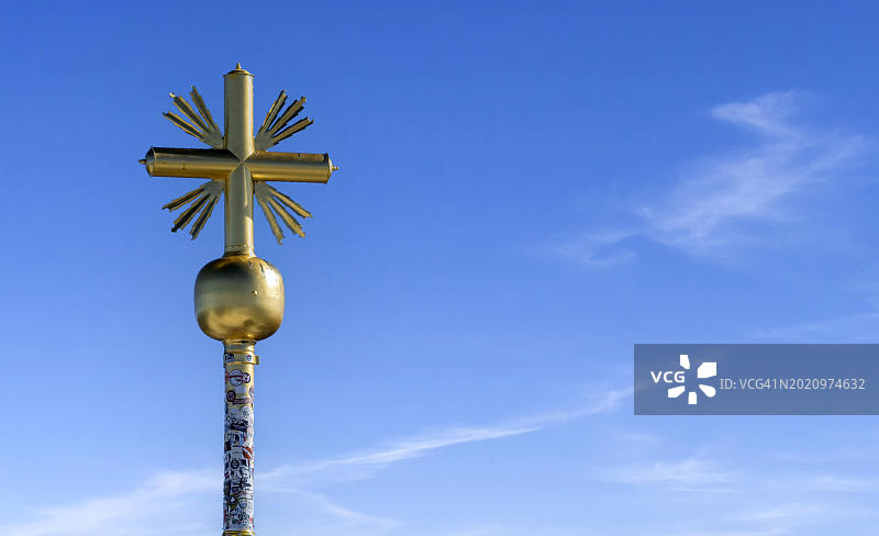德国巴伐利亚楚格峰山顶的十字架图片素材