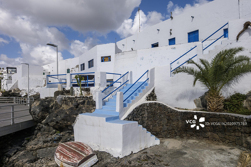 加那利群岛兰萨罗特岛卡门港长廊上的典型白色房屋图片素材
