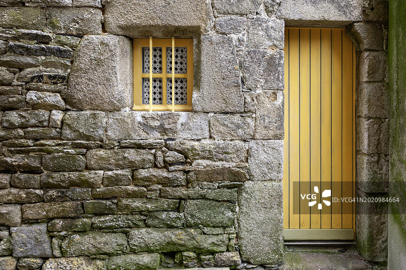 房屋外立面，黄色门和黄色窗户，罗斯科夫，菲尼斯泰尔，布列塔尼，法国，欧洲图片素材