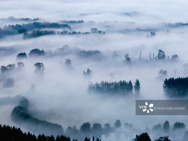 雾气笼罩比亚里卡图片素材