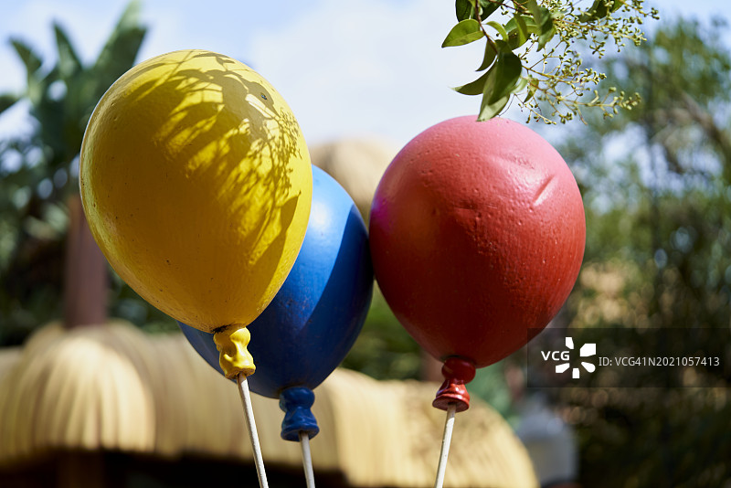 游乐场上用于娱乐儿童的各种颜色氦气球图片素材