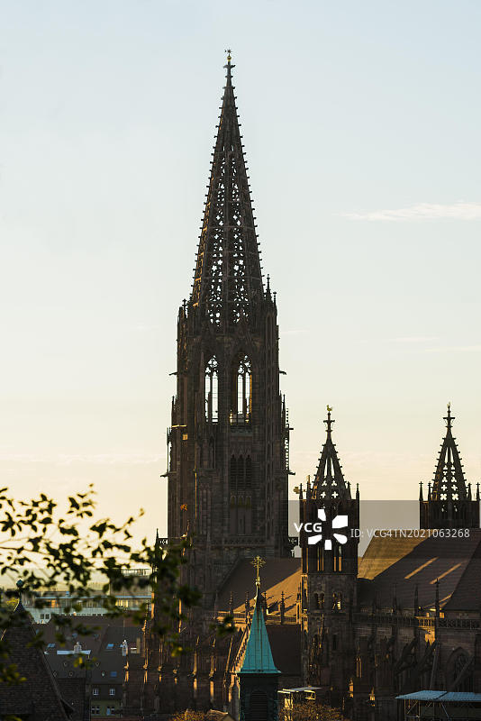 弗莱堡大教堂塔楼日落景色，位于德国巴登-符腾堡州黑森林图片素材