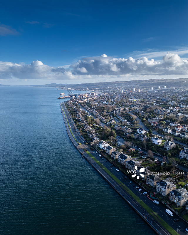 格里诺克滨海大道和克莱德河鸟瞰图片素材
