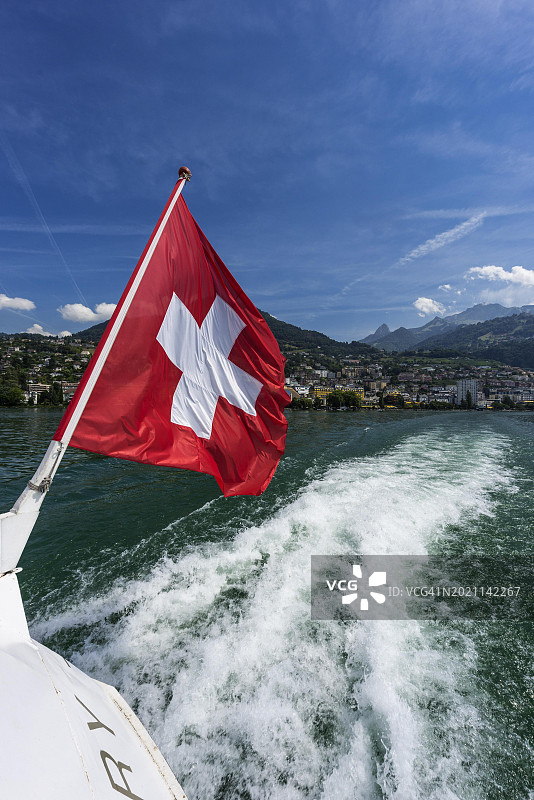 瑞士国旗：在瑞士沃州蒙特勒日内瓦湖上飘扬图片素材