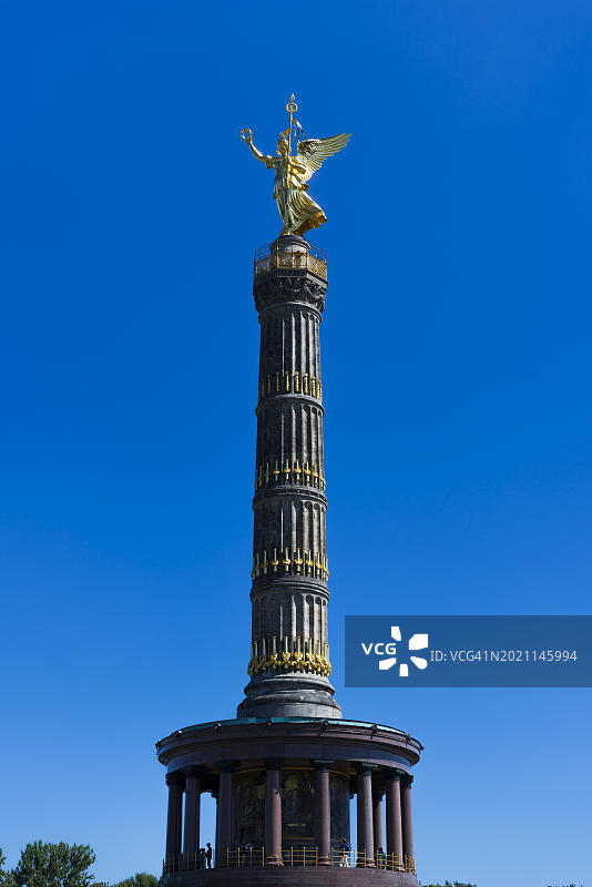 6月17日大街上的胜利柱：纪念碑、雕塑和金色天使图片素材