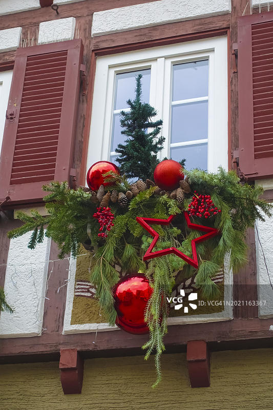 带有圣诞装饰的房屋正面图片素材