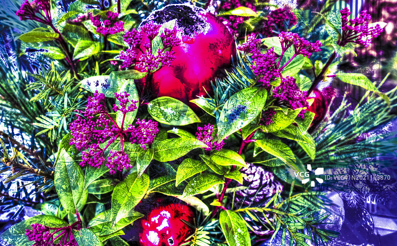 圣诞节主题：圣诞节、圣诞节庆、降临节、圣诞球、珠宝、创意摄影、松果图片素材