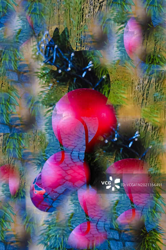 圣诞节主题：圣诞节、圣诞节、圣诞节庆、基督降临节、红色圣诞球、锡制小人、松鼠、圣诞装饰、艺术摄影、异化、圣诞卡图案、创意摄影、全幅图案图片素材